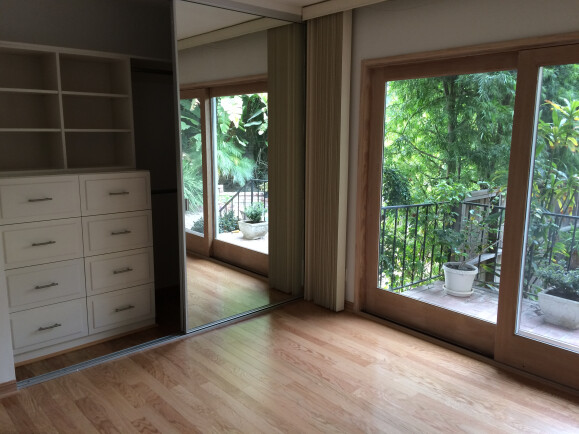 Unfurnished bedroom with direct access to shared bathroom and garden