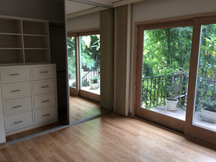 Unfurnished bedroom with direct access to shared bathroom and garden